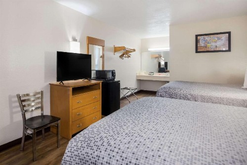 Econo Lodge Live Oak - image 18