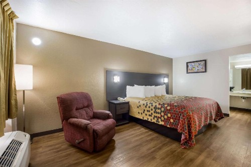 Econo Lodge Live Oak - image 19