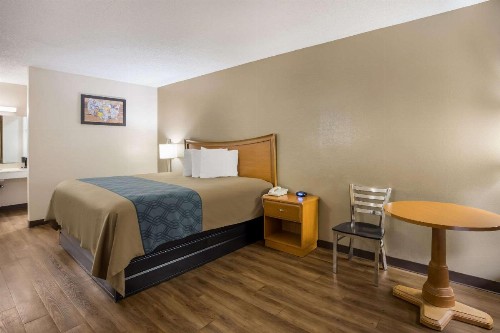 Econo Lodge Live Oak - image 23