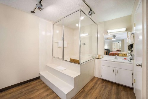 Econo Lodge Live Oak - image 27
