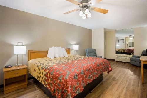 Econo Lodge Live Oak - image 28