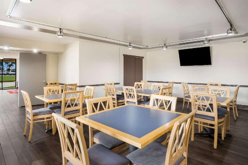 Econo Lodge Live Oak - image 32