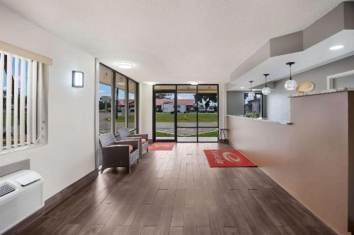Econo Lodge Live Oak - image 4