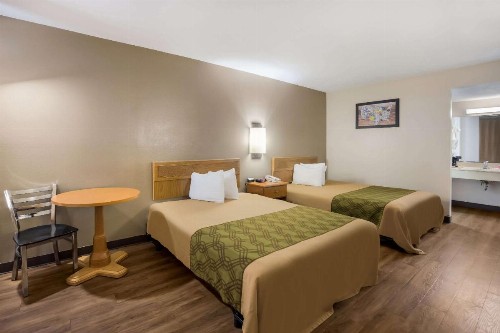 Econo Lodge Live Oak - image 6