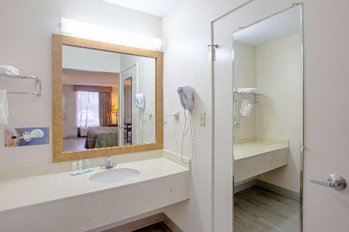 Quality Inn & Suites - image 11