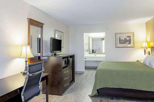 Quality Inn & Suites - image 12