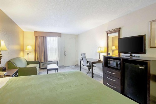 Quality Inn & Suites - image 15