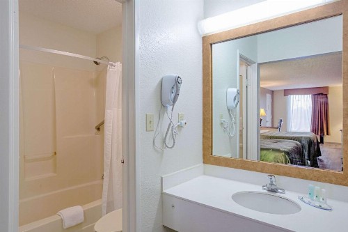Quality Inn & Suites - image 25