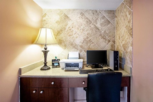 Quality Inn & Suites - image 26