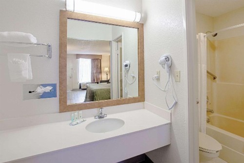 Quality Inn & Suites - image 27