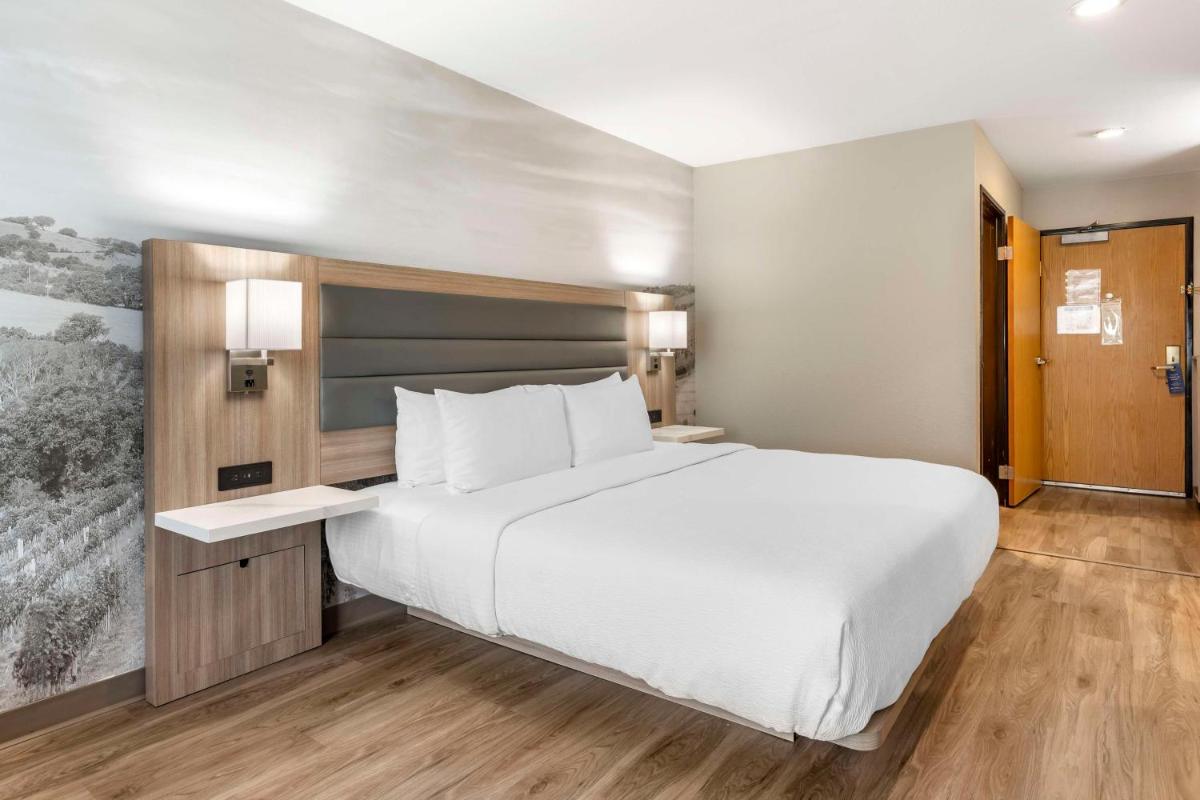 Best Western Plus Vineyard Inn - image 7
