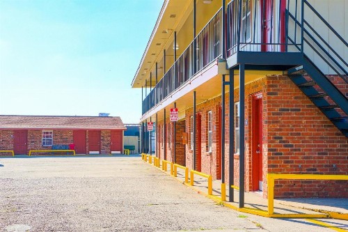 Economy Inn - image 13