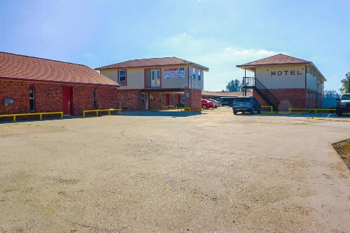 Economy Inn - image 14