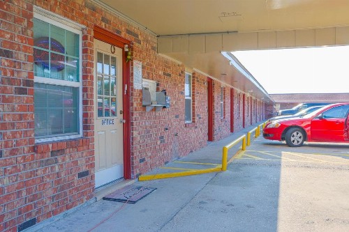 Economy Inn - image 18