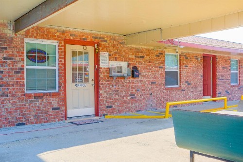 Economy Inn - image 30