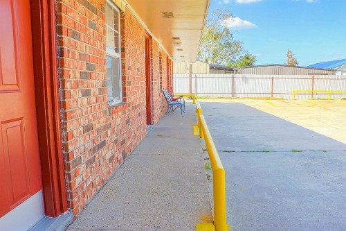Economy Inn - image 35
