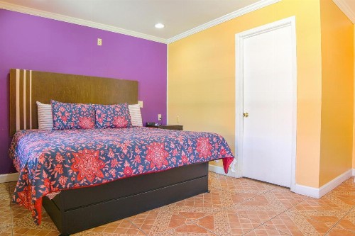 Economy Inn - image 5