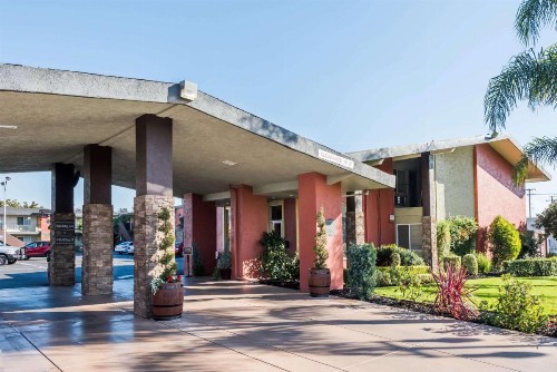 Days Inn & Suites by Wyndham Lodi - image 1