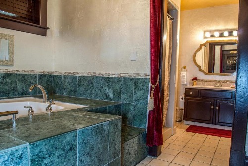 The Anniversary Inn - Logan - image 23