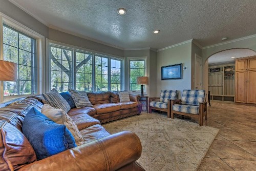 Spring Creek Retreat on 25 acres with Mountain Views! - image 10