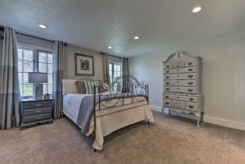 Spring Creek Retreat on 25 acres with Mountain Views! - image 2
