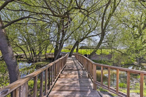Spring Creek Retreat on 25 acres with Mountain Views! - image 3