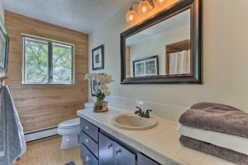 Spring Creek Retreat on 25 acres with Mountain Views! - image 4