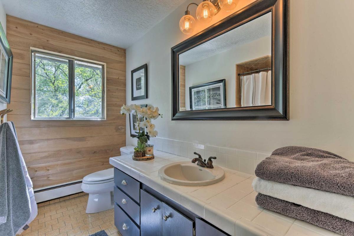 Spring Creek Retreat on 25 acres with Mountain Views! - image 4
