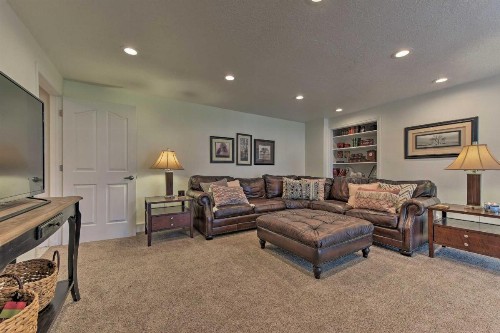 Spring Creek Retreat on 25 acres with Mountain Views! - image 6