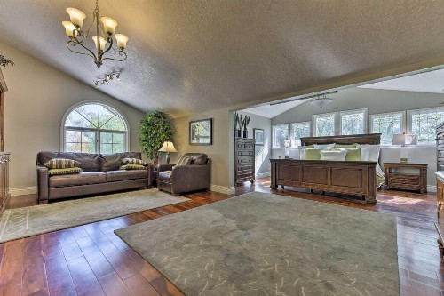 Spring Creek Retreat on 25 acres with Mountain Views! - image 8