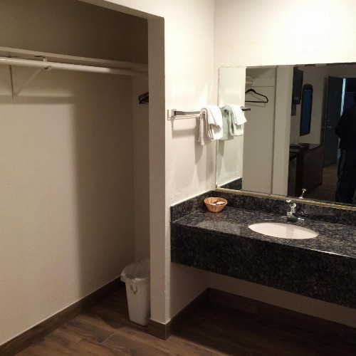 Royal Inn - image 13