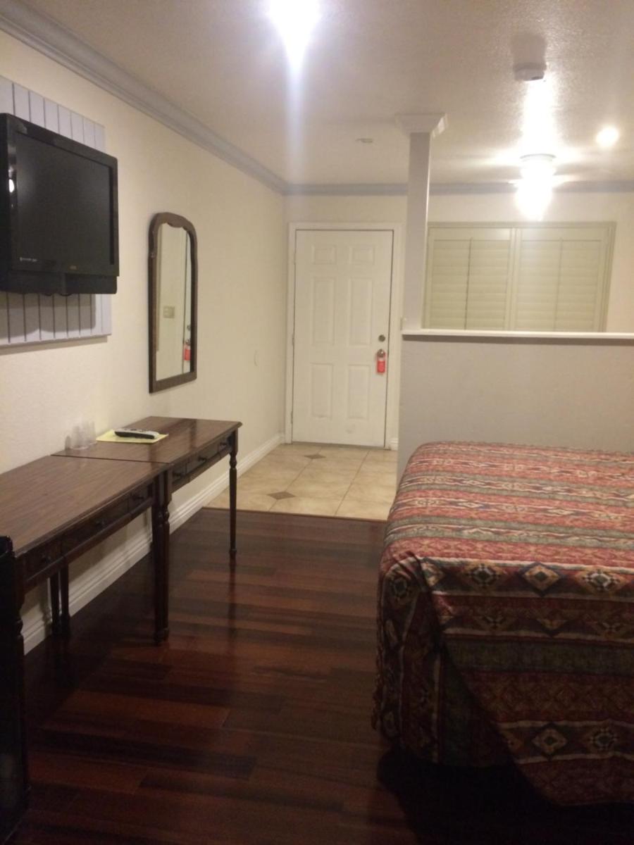 Royal Inn - image 4