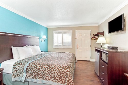 Days Inn by Wyndham Long Beach City Center - image 15