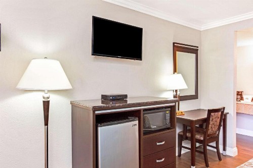 Days Inn by Wyndham Long Beach City Center - image 2