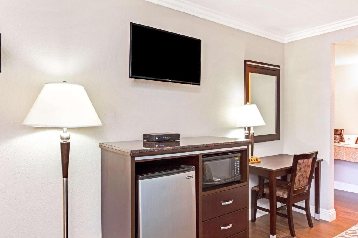 Days Inn by Wyndham Long Beach City Center - image 2