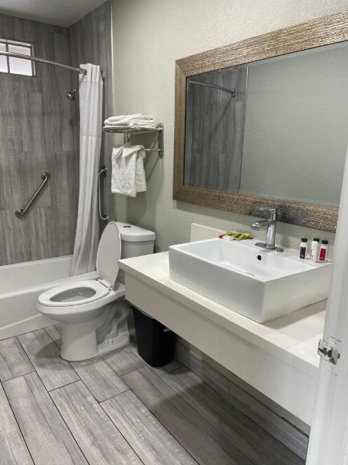 Days Inn by Wyndham Long Beach City Center - image 22