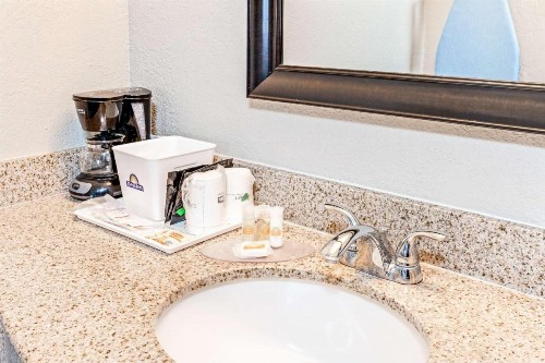 Days Inn by Wyndham Long Beach City Center - image 9