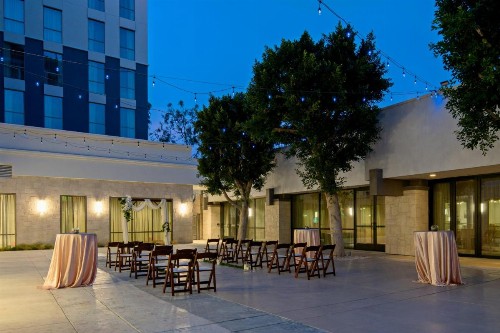 Holiday Inn Long Beach - Airport an IHG Hotel - image 3