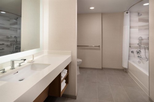 Renaissance Long Beach Hotel - image 19