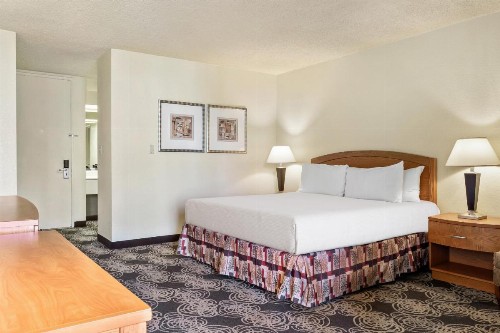 Golden Sails Hotel - image 12