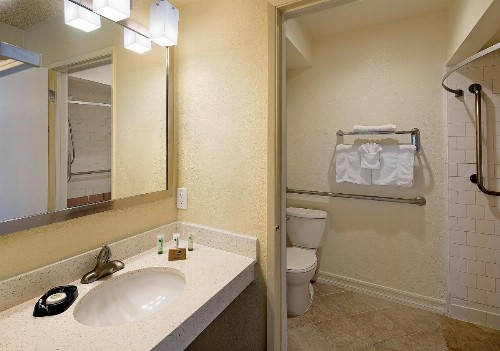 Golden Sails Hotel - image 24