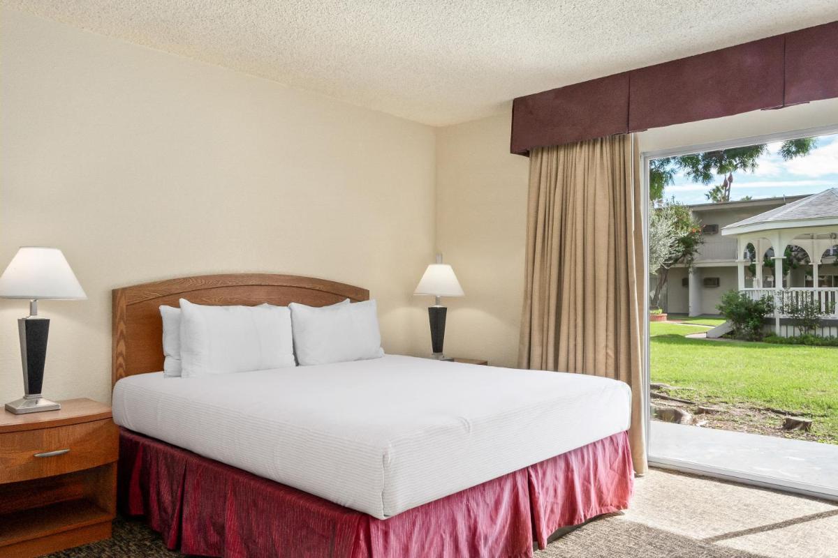 Golden Sails Hotel - image 7