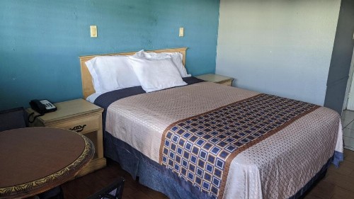 Eagle Inn Motel - image 12