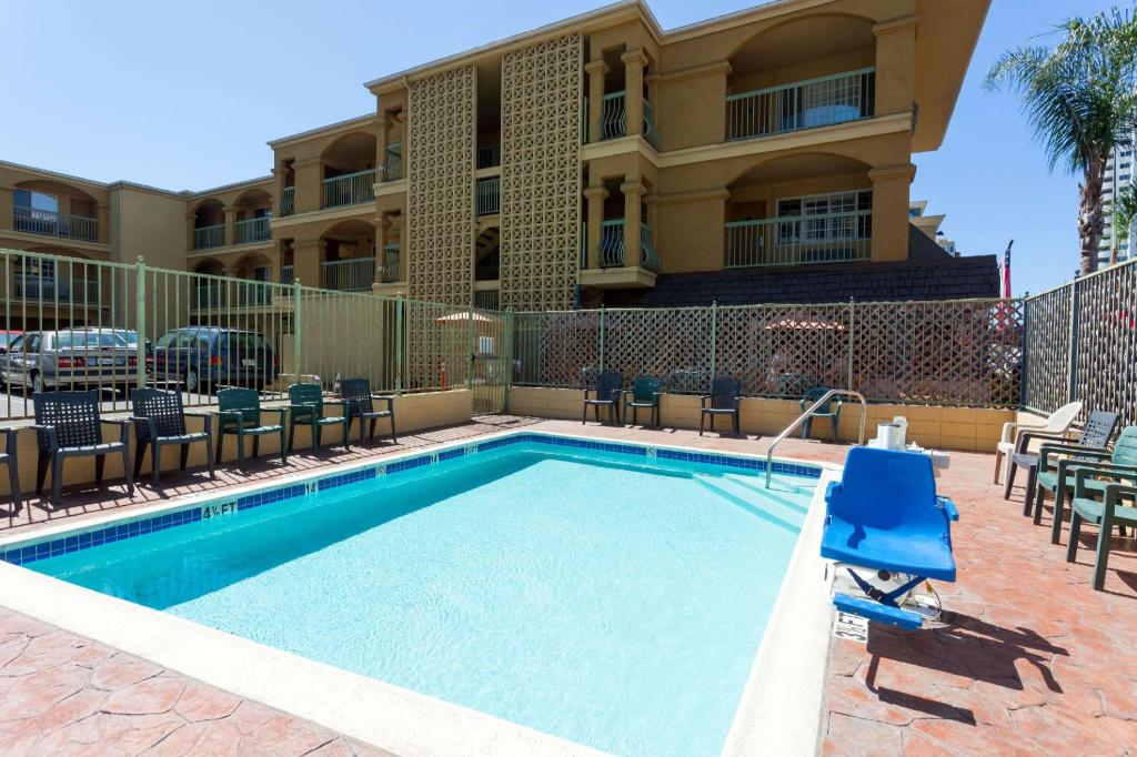 Travelodge by Wyndham Long Beach Convention Center - image 6