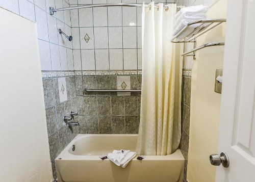 Aqua Venture Inn - image 13
