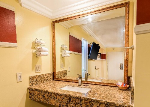Aqua Venture Inn - image 18