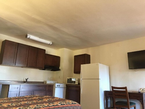 Colonial Pool & Spa Motel - image 3