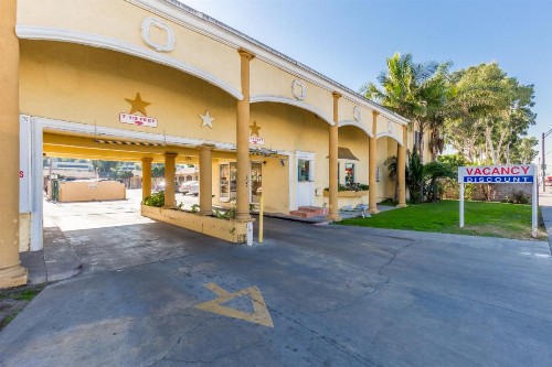 Colonial Pool & Spa Motel - image 7
