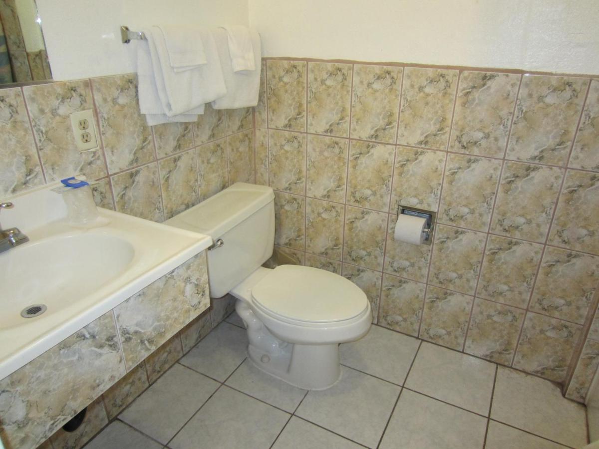 Travel Eagle Inn Motel - image 4