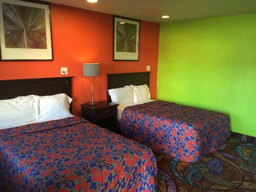 Long Beach Motel - image 9
